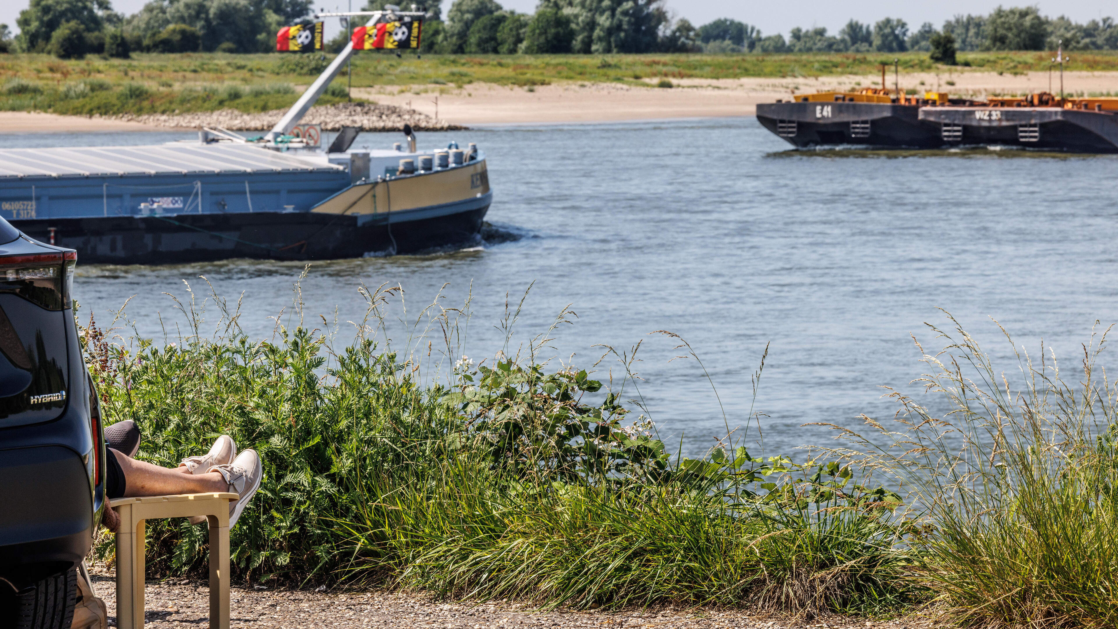 Na heldendaad van verdronken vrouw (42) slaan aangeslagen bezoekers van strandje aan de Waal alarm: ’Kan hier heel snel misgaan’
